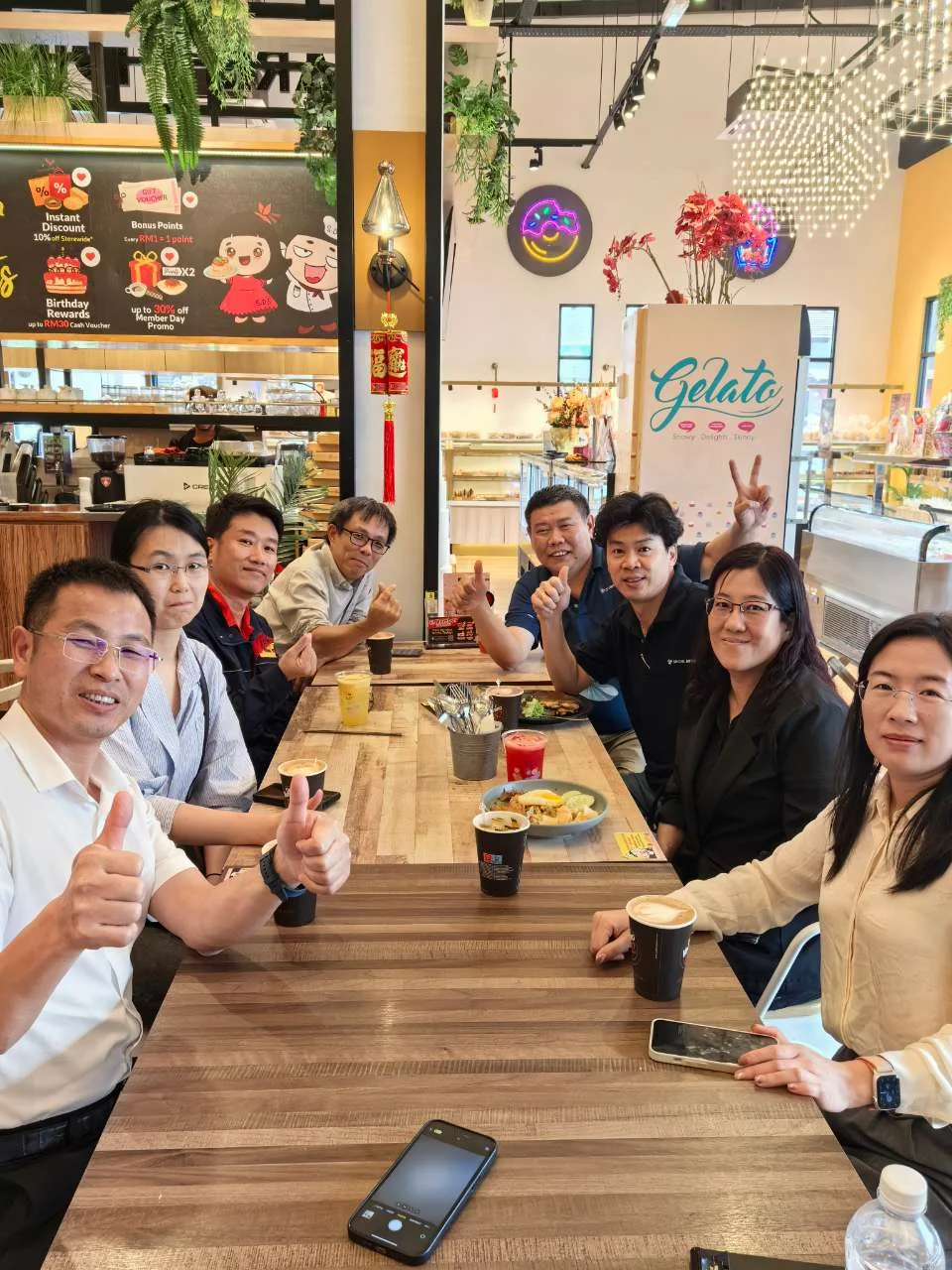 Ruixions team i samtal med malaysiska kunder