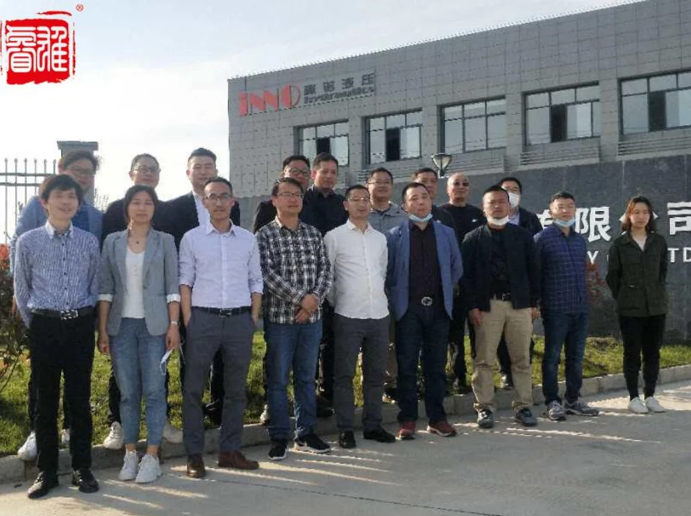 Gruppfoto vid ett ömsesidigt fabriksbesök 2